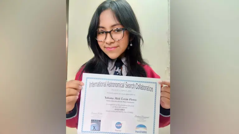 Juliana Terán con el reconocimiento de la NASA. EL POTOSÍ.