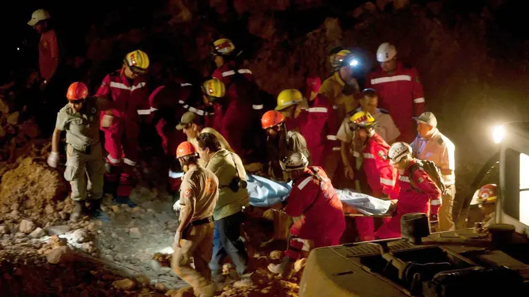 Dos trabajadores sepultados al hundirse una mina en México, en una foto de archivo. EFE