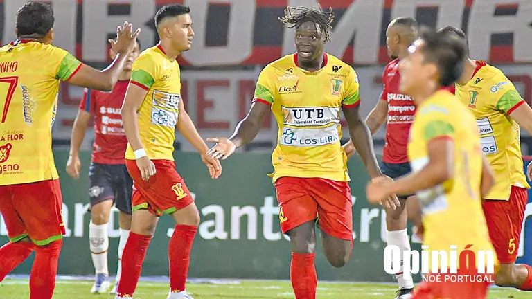 Jugadores de Palmaflor celebran una conquista en un partido anterior contra Wilstermann en Cochabamba. NO&Eacute; PORTUGAL