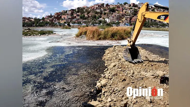 Trabajos de limpieza en la laguna Alalay. DICO SOL&Iacute;S