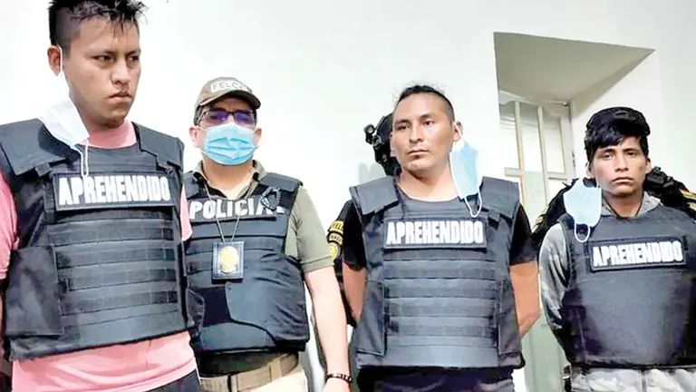 Presentan a los tres delincuentes que cayeron por el GPS del celular que robaron. FRECUENCIA POLICIAL COCHABAMBA
