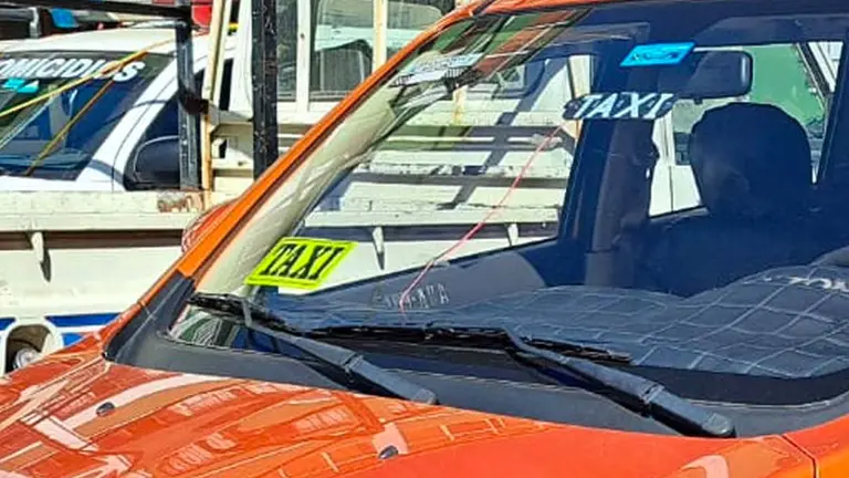 El taxi del chofer que fue detenido por el caso bebé Alex. ERBOL