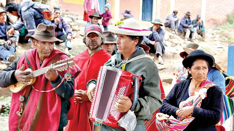 Mujeres de la comunidad  graban para un cap&iacute;tulo de la radionovela. LUIS MAMANI DELGADO