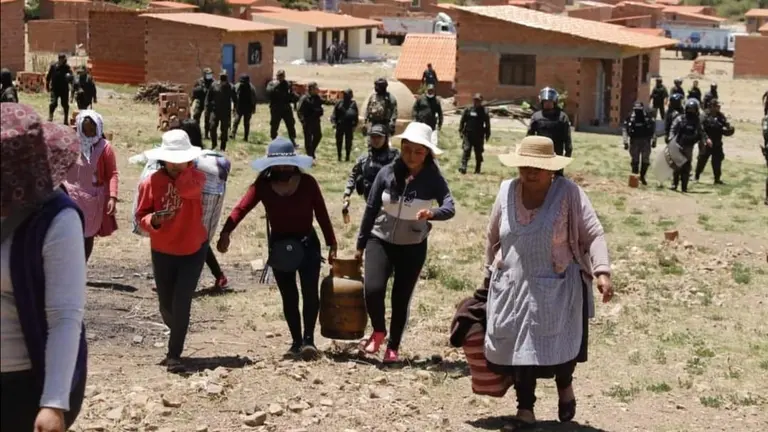 La Polic&iacute;a desaloja a los presuntos  avasalladores en la Hacienda Canelas. APG