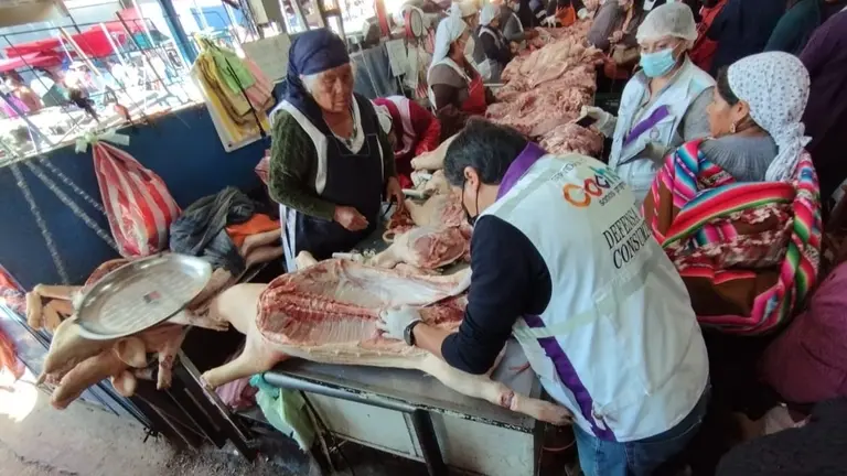 Personal de la Intendencia realiza el control de carne de cerdo en el mercado La Pampa. INTENDENCIA MUNICIPAL.