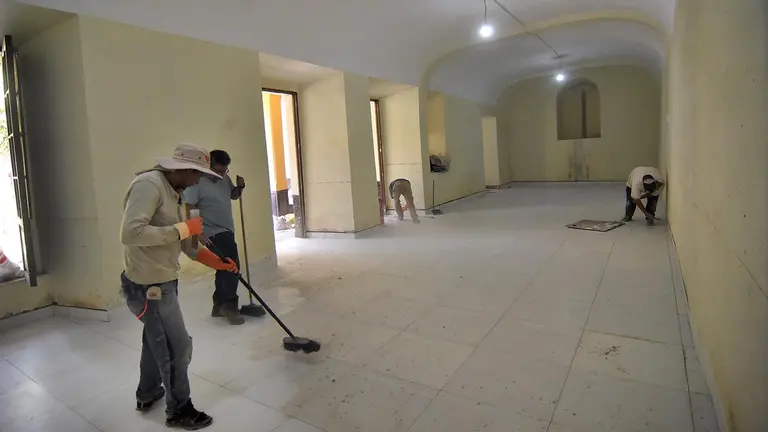 Obreros realizan trabajos de refacción en un ambiente de la Casa Departamental de las Culturas. NOÉ PORTUGAL
