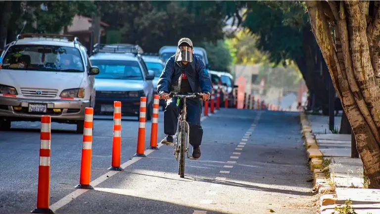 Un ciclista circula por una v&iacute;a de la ciudad de Cochabamba. ARCHIVO