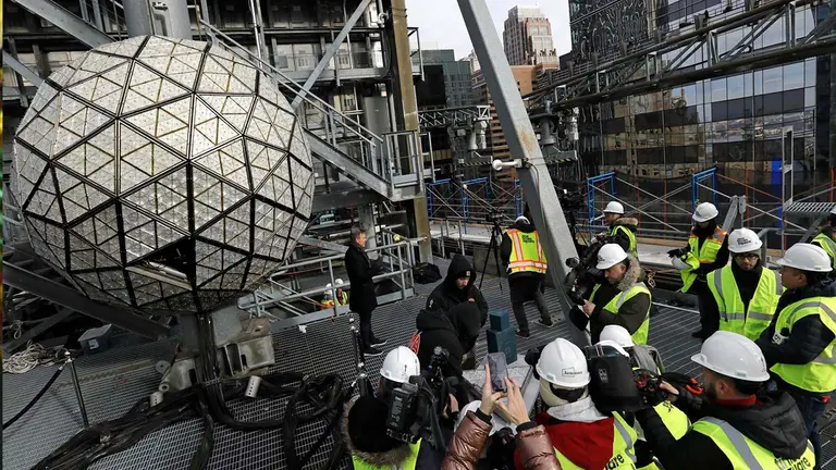 La bola de Times Square, lista para marcar la entrada de 2023./ EFE