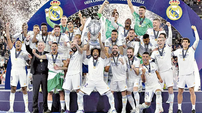 Jugadores del Real Madrid festejan la conquista de Europa tras vencer 1-0 a Liverpool en Francia. ELCONFIDENCIAL.COM