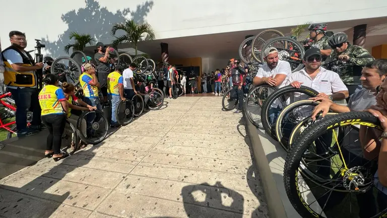 El camino con ruedas de bicicletas que crearon los amigos de Gonzalo Fr&iacute;as, el pedalista que perdi&oacute; la vida tras ser embestido en Santa Cruz. M&Oacute;NICA OTERMIN
