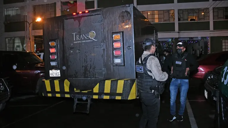 Agentes policiales de la FELCC, tras secuestrar la media tonelada de oro en El Alto. APG