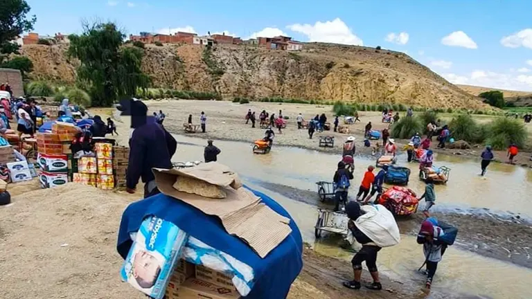 Personas que se dedican al traspaso de productos de contrabando en la frontera con Argentina, la Quiaca./ Foto: Actualidad Potos&iacute;