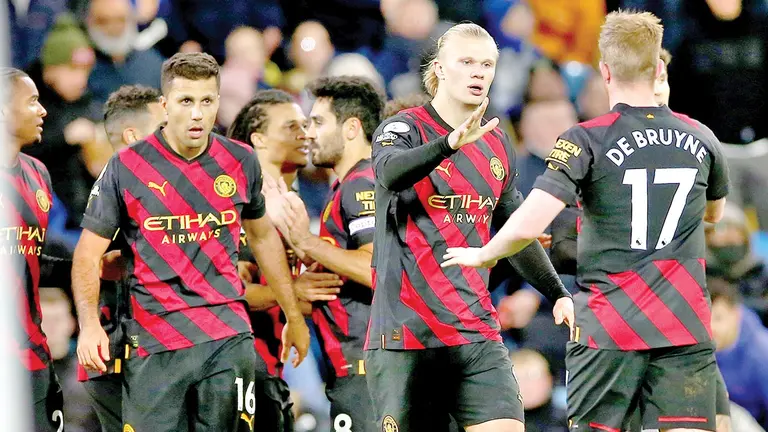 Erling Haaland (c) festeja una conquista junto a sus compa&ntilde;eros del City. MANCHESTER CITY