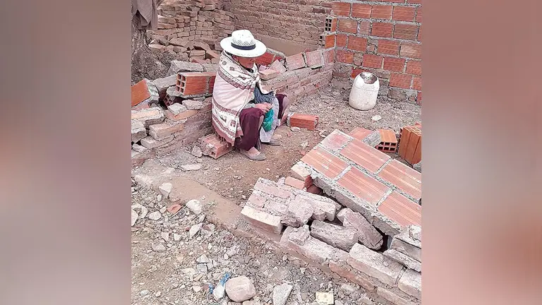Pilar en medio de la construcci&oacute;n destruida en la zona sur de Cochabamba. CORTES&Iacute;A
