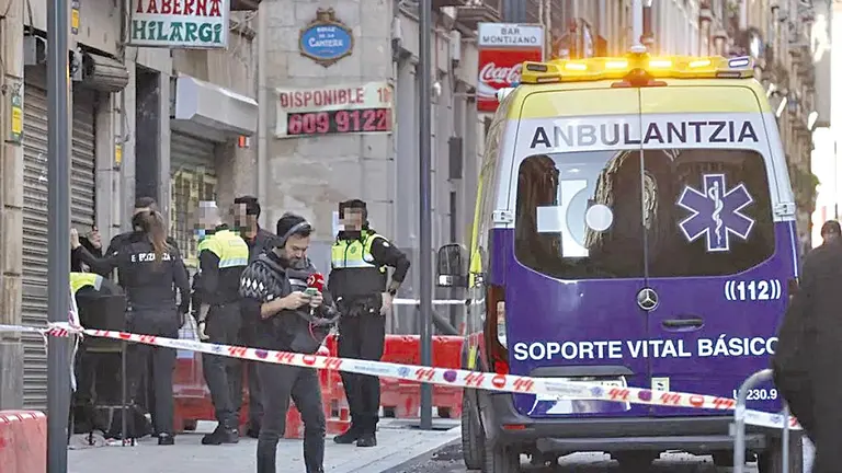 Agentes de la Ertzaintza y la Polic&iacute;a Municipal llegan al bar donde fue asesinada una boliviana. EFE/MIGUEL TO&Ntilde;A