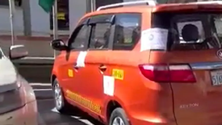 El taxi por cuyo garaje debe Bs 2.700. ERBOL
