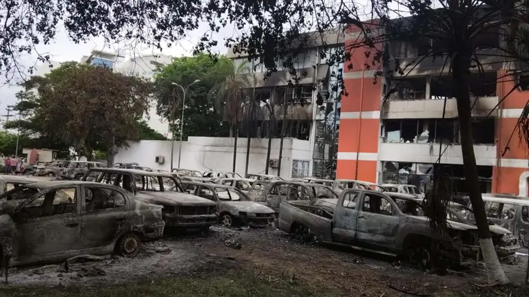 Al menos 30 veh&iacute;culos quemados en la fiscal&iacute;a departamental de Santa Cruz./ APG