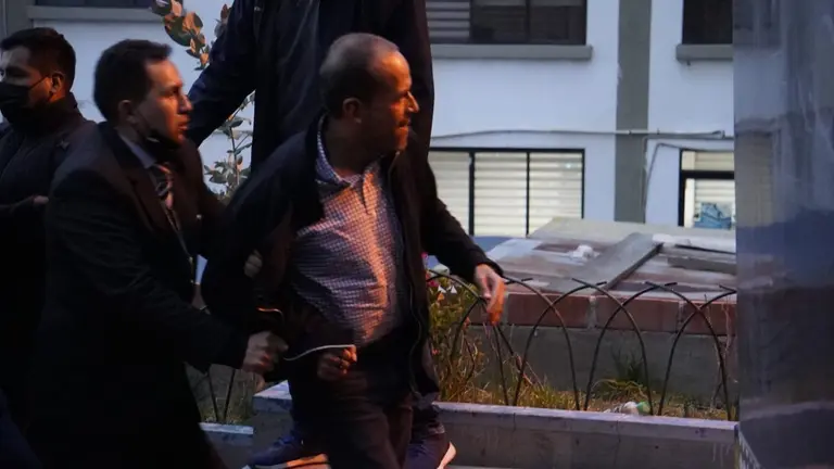 El gobernador cruce&ntilde;o, en el momento de su traslado a La Paz. APG