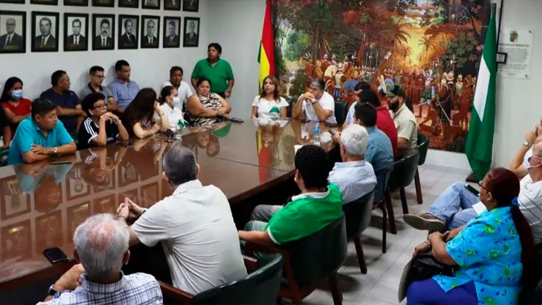 Reuni&oacute;n en el Comit&eacute; C&iacute;vico pro Santa Cruz / RR.SS.