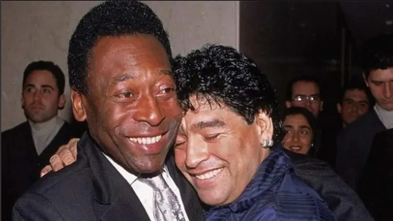 Pel&eacute; (i) junto a Maradona, en una hist&oacute;rica foto. @pele