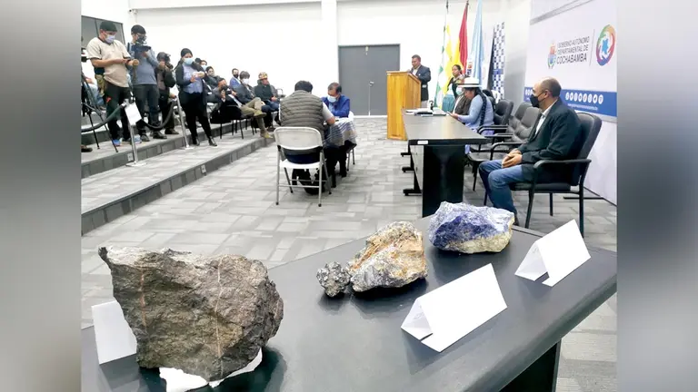 Muestra de minerales que se explotan en Mizque durante el acto de firma de convenio, este 29 de diciembre. MELISSA REVOLLO