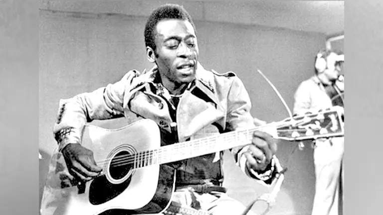 Una imagen de Pel&eacute; cantando y tocando guitarra. TORCEDORES