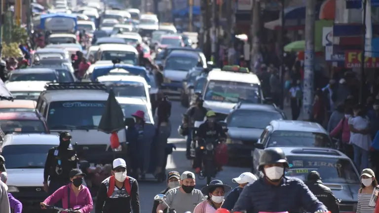 Veh&iacute;culos motorizados en la ciudad de Cochabamba. DICO SOL&Iacute;S