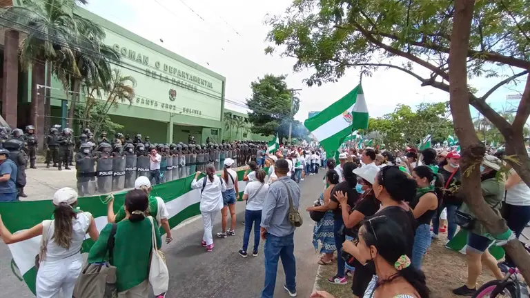 Funcionarios de la Polic&iacute;a resguardan el Comando Departamental. Comit&eacute; pro Santa Cruz