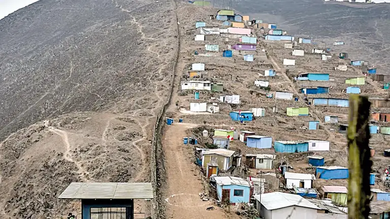 Una fotograf&iacute;a de parte del llamado "muro de la
verg&uuml;enza". INFOBAE