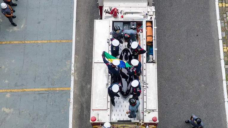 Fotografía tomada con un drone que muestra el féretro de Pelé, fallecido el jueves pasado a los 82 años de edad, a su llegada este martes al cementerio de la ciudad de Santos. EFE