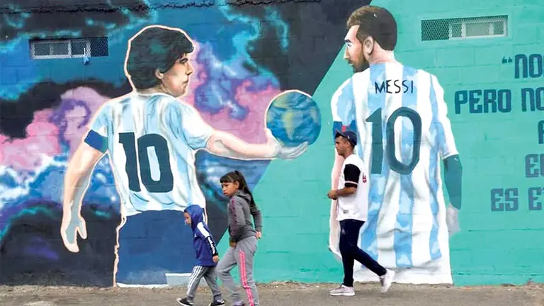 Un mural en homanaje a Diego Maradona y Lionel Messi en Villa Fiorito. MARIANA NEDELCU