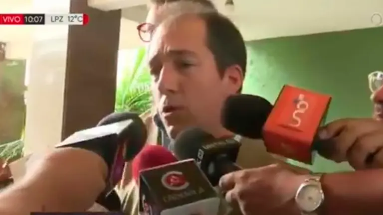 El diputado espa&ntilde;ol dirigi&eacute;ndose a medios de comunicaci&oacute;n. Captura Unitel