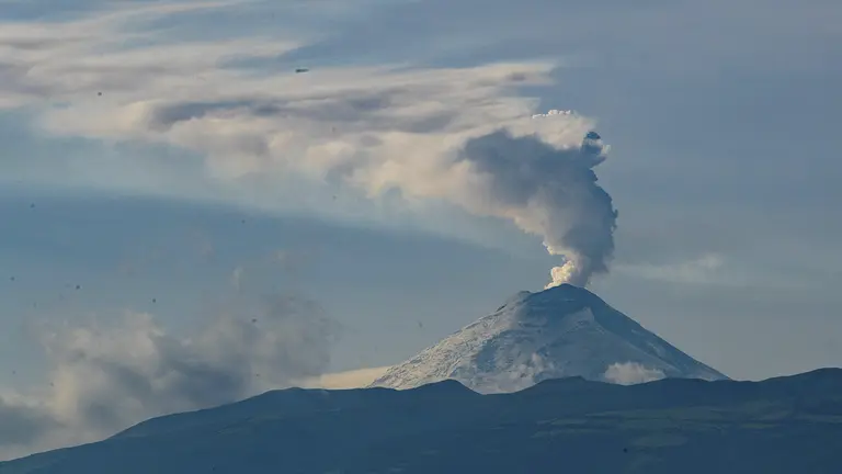 Sobre volc&aacute;n de Ecuador. EFE