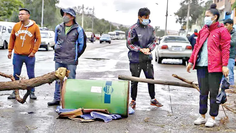 El bloqueo de vecinos en inmediaciones de la laguna Alalay. APG