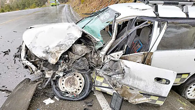 Fotograf&iacute;a de la vagoneta tipo taxi involucrada en el hecho de tr&aacute;nsito. POLIC&Iacute;A DE TR&Aacute;NSITO