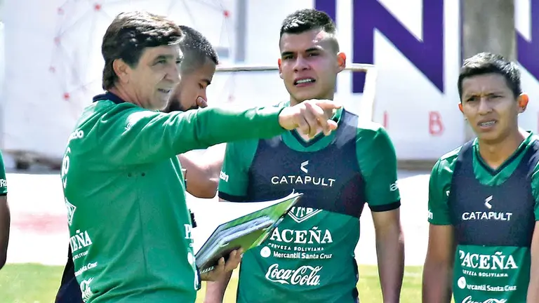 El seleccionador de Bolivia, Gustavo Costas, durante una pr&aacute;ctica del equipo./ APG