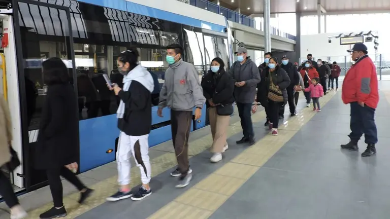Usuarios de la l&iacute;nea Verde ingresan a los vagones con destino a Quillacollo. MI TREN