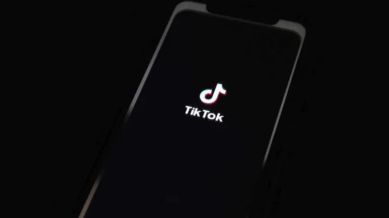 Sobre Tik Tok. EFE