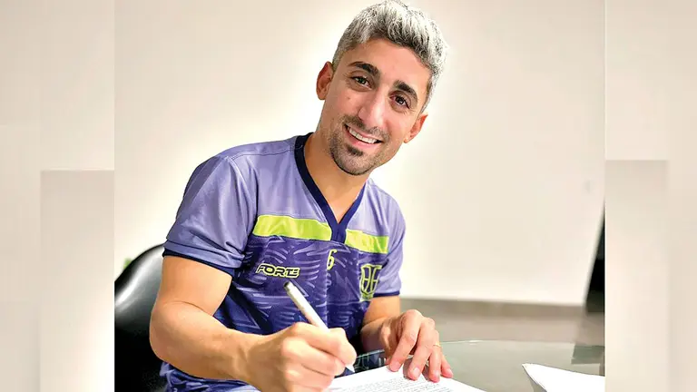 Momento exacto en que Mat&iacute;as Pisano firma su contrato de dos temporadas con Las Fieras. CLUB PALMAFLOR