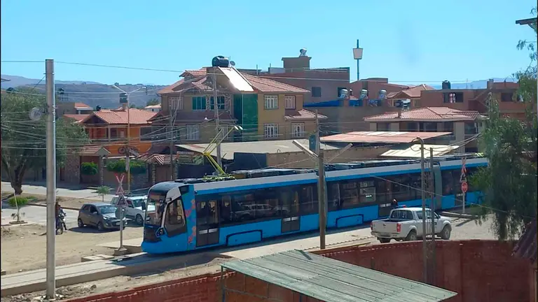 Foto 1. El Tren Metropolitano recorre la l&iacute;nea Verde. MAR&Iacute;A BEL&Eacute;N FERN&Aacute;NDEZ
