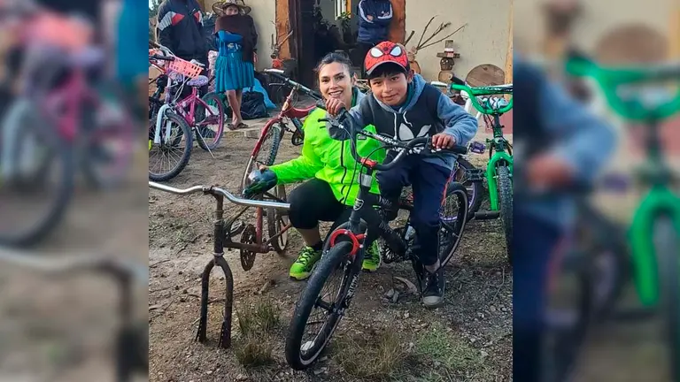 Momento en que Willy recibe su bicicleta por parte de Lizzetty Sol&iacute;s. ANDR&Eacute;S G&Oacute;MEZ VELA