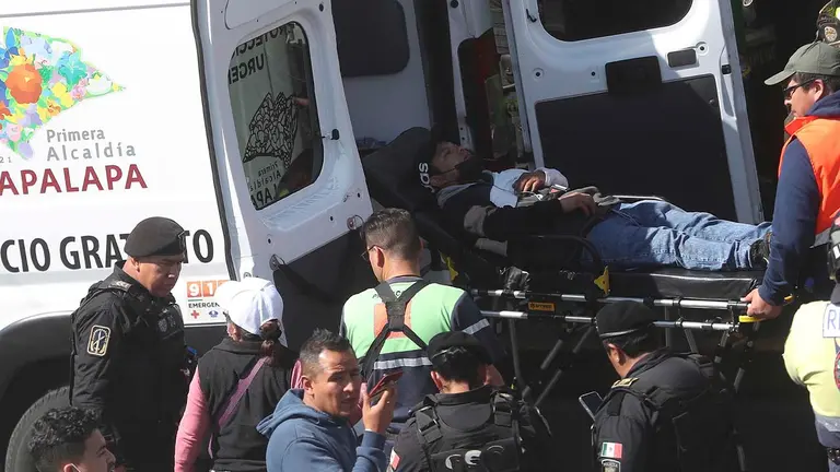 Miembros de los servicios de emergencia trasladan a un herido, tras un choque por alcance de vagones en un t&uacute;nel de la L&iacute;nea 3 del metro hoy, en la Ciudad de M&eacute;xico (M&eacute;xico). EFE