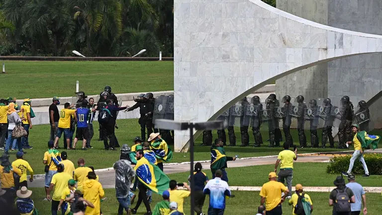 Simpatizantes del expresidente de Brasil en el ingreso al Congreso. EFE