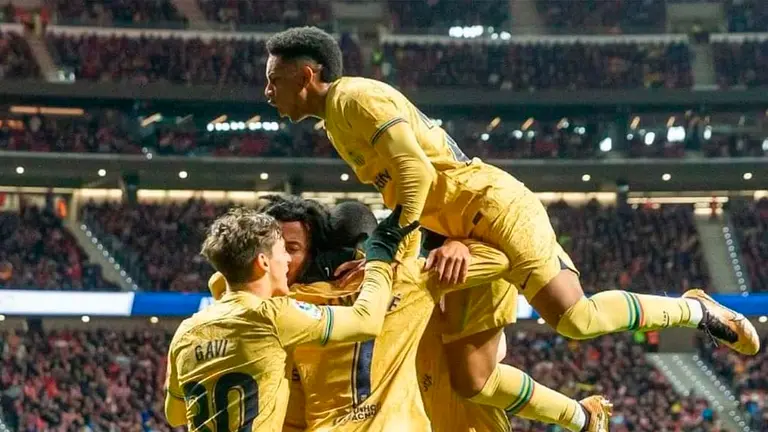 Jugadores cul&eacute;s festejan la conquista de Dembel&eacute; que les dio la victoria frente al Atl&eacute;tico de Madrid. FACEBOOK FC BARCELONA.