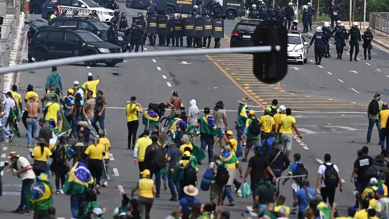 Bolsonaristas y la polic&iacute;a de Brasil. EFE