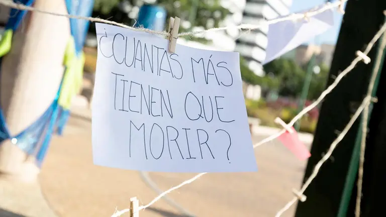 Fotograf&iacute;a de archivo del detalle de un papel en el que se lee "&iquest;Cu&aacute;ntas m&aacute;s tienen que morir?", durante una protesta contra la violencia machista y los feminicidios, en Caracas. EFE