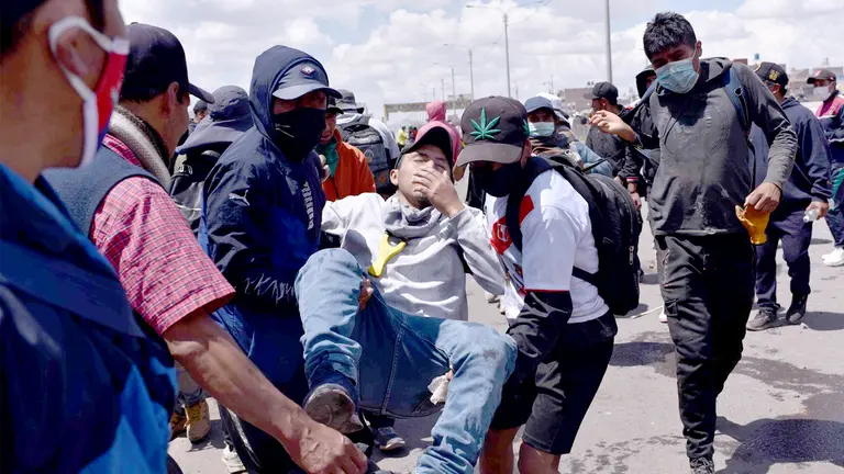 Un herido por los enfrentamientos entre los manifestantes y la policía es trasladado para ser atendido hoy, en Juliaca (Perú). EFE