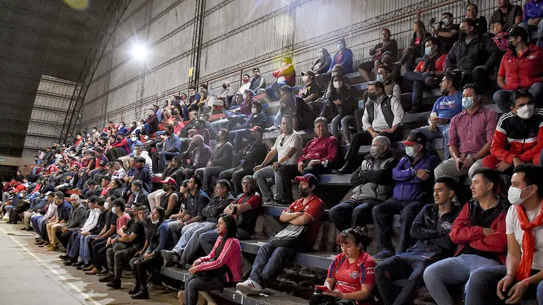 Una imagen de la Asamblea de socios de Wilstermann en el coliseo de la UMSS. DICO SOL&Iacute;S