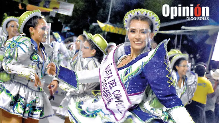 Una soberana del Carnaval 2022 de la Llajta baila caporales. DICO SOL&Iacute;S