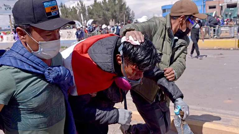 Un herido durante los enfrentamientos entre manifestantes y la policía fue registrado este lunes, 9 de enero, al ser trasladado para ser atendido, en Juliaca (Perú). EFE